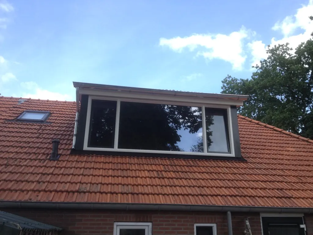 Opgeleverde dakkapel op een pannendak