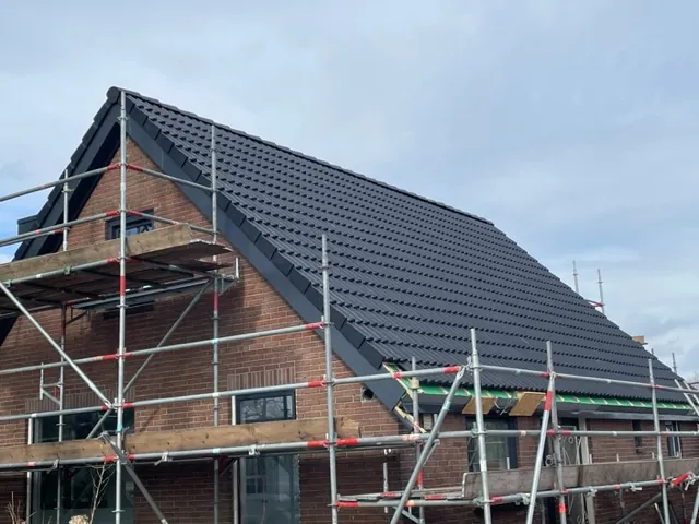 Nieuw dak met dakpannen tijdens de dakrenovatie