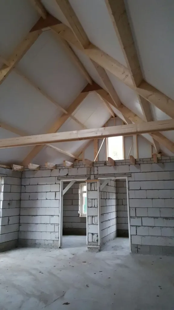 Houten kapconstructie aan de binnenzijde van het bijgebouw