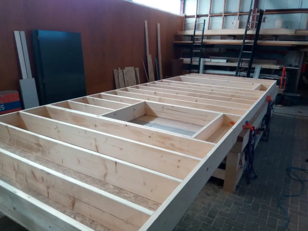 Wandelementen voor een houtskeletbouw woning in de werkplaats